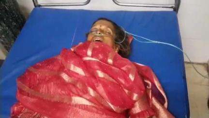 चरखारी: महोबा के चरखारी कस्बे के पास बाइक से गिरकर महिला गंभीर रूप से घायल, जिला अस्पताल में कराया गया भर्ती