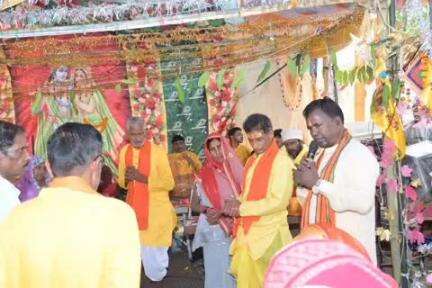 रामानुजनगर: ग्राम पंचायत सुमेरपुर में चल रहे भागवत कथा में स्थानीय विधायक भूलन सिंह मरावी भी पहुंचे और भागवत का आनंद लिया