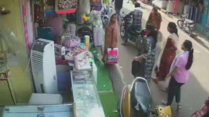 छतरपुर नगर: चौक बाजार में तीन महिलाओं ने एक महिला का पर्स चुराया, सीसीटीवी फुटेज सामने आया
