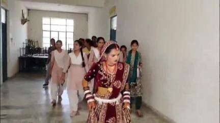 मोठ: झांसी में शादी के मंडप से परीक्षा हॉल तक पहुंची दुल्हन, बनी चर्चा का विषय