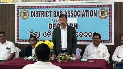 ଦେବଗଡ: ଜିଲ୍ଲା ନ୍ୟାୟାଳୟ ପରିସରରେ ନୂତନ ଜିଲ୍ଲା ଓ ଦୌରାଜଜ୍ ଏବଂ ଅତିରିକ୍ତ ଜିଲ୍ଲାଜଜ୍‌ଙ୍କୁ ଓକିଲ ସଙ୍ଘ ପକ୍ଷରୁ ସ୍ୱାଗତ ସମ୍ବର୍ଦ୍ଧନା