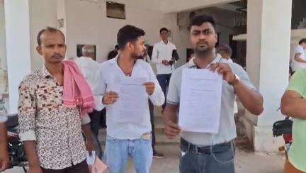 आज़मगढ़: पीड़ित ने जिलाधिकारी से न्याय की गुहार लगाते हुए जमीन की पत्रावली गायब करने का लगाया आरोप