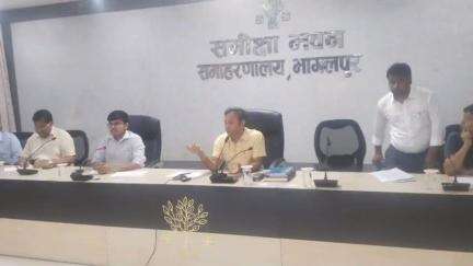 जगदीशपुर: भागलपुर में जिला पदाधिकारी डॉक्टर नवल किशोर चौधरी की अध्यक्षता में महिला संवाद कार्यक्रम में प्राप्त आवेदनों पर चर्चा