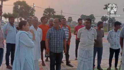 नवादा: नवादा सदर प्रखंड के पौरा गांव में मनरेगा से चल रहे खेल मैदान के निर्माण का उप विकास आयुक्त प्रियंका रानी ने लिया जायज़ा