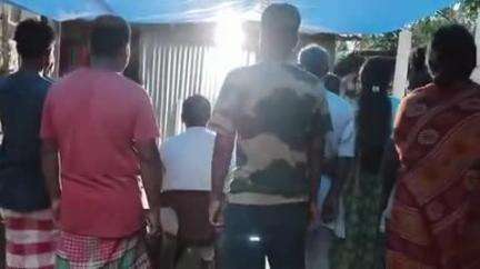 আলিপুরদুয়ার ২: শামুকতলা থানা এলাকার এক কলেজ ছাত্রীর মুখে অ্যাসিড জাতীয় গরম তরল ছুড়ে মারার ঘটনায় চাঞ্চল্য ছড়িয়েছে