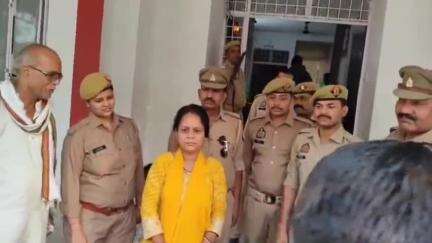 मऊरानीपुर: मऊरानीपुर पुलिस ने खोए हुए जेवरातों से भरा बैग महिला को लौटाया, महिला के मायूस चेहरे पर लौटी खुशी