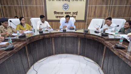 उरई: रानी लक्ष्मीबाई सभागार में सड़क सुरक्षा को लेकर विभागीय अधिकारियों के साथ की गई बैठक