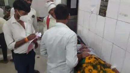 मिश्रिख: खैराबाद कमलापुर मार्ग पर सड़क पर खड़ी महिला को अज्ञात वाहन ने मारी जोरदार टक्कर, गंभीर अवस्था में उपचार जारी