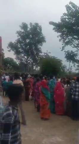 কেশপুর: কেশপুরের কোনান এলাকায় গাজন উৎসব উপলক্ষে চড়ক দেখতে ভিড় গ্রামবাসীদের