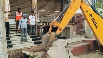 देेेवरिया: नगर क्षेत्र में वर्षा से पूर्व नालों की सफाई के डीएम ने दिए निर्देश, ड्रोन से होगा सर्वेक्षण