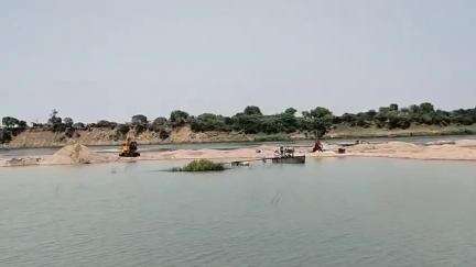 गरौठा: कुडरी घाट बेतवा नदी पर चल रहा बालू का अवैध खनन, जिलाध्यक्ष ने कार्रवाई की मांग की