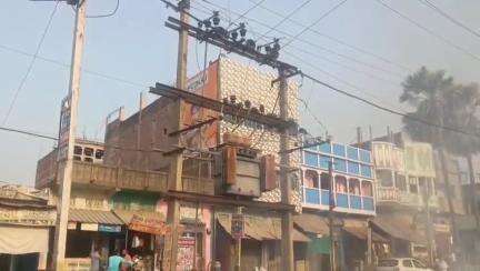 पकरीबरावां: हनुमान नगर मोहल्ले में ट्रांसफार्मर जलने से बिजली गुल, पेयजल संकट गहराया
