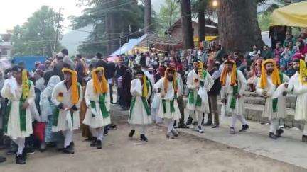 मनाली: ढूंगरी मेले में देव मिलन देखने उमड़ी लोगों की भीड़, कुल्लवी नाटी पर मचा धमाल