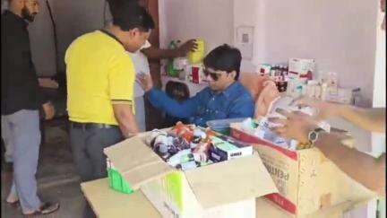 आबू रोड: आबूरोड ग्राम पंचायत देलदर में मुख्य चौराहे पर चिकित्सा विभाग ने बंगाली क्लीनिक पर की कार्रवाई, उपचार करते हुए दबोचा