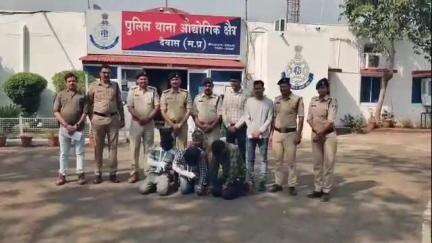 देवास: विकास नगर में महिला पर केमिकल फेंकने के मामले में चार आरोपी गिरफ्तार
