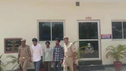 चंदौसी: बनिया ठेर थाना पुलिस ने मोहल्ला तेली वाला कुआं, कस्बा नरौली से तीन नफर वांछित अभियुक्तों को किया गिरफ्तार