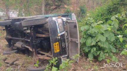 नाशिक: मुंबई आग्रा महामार्गावर बोचानगळा पॉईंट जवळ कोंबड्या घेऊन जाणाऱ्या पिकप ला अपघात सुदैवाने जीवितहानी नाही