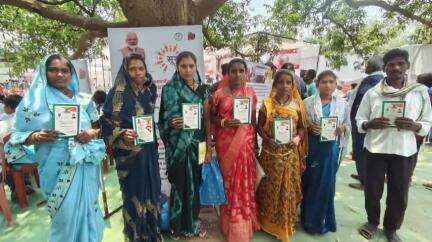 ग्राम पंचायत चमर्राटोला क्षेत्र के लोगों को गरीबी रेखा राशन कार्ड मिलने से खाद्यान्न की चिंता दूर हुई