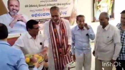 ಶಿರಸಿ: ಹವಾಮಾನ ಆಧಾರಿತ ಬೆಳೆ ವಿಮೆ ಮಂಜೂರಿಗೆ ಸಹಕರಿಸಿದ ಸಂಸದ ಕಾಗೇರಿಗೆ ಟಿಎಸ್ಎಸ್ ಸಭಾಂಗಣದಲ್ಲಿ ಸನ್ಮಾನ