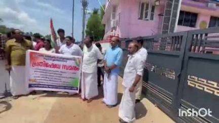 അമ്പലപ്പുഴ: ട്രെയിനി ജീവനക്കാരിയെ ആക്രമിച്ച സംഭവത്തിൽ നടപടിയെടുത്തില്ല, ആലപ്പുഴ ഹോം കോ ഓഫീസിന് മുന്നിൽ യൂത്ത് കോൺഗ്രസ് സമരം