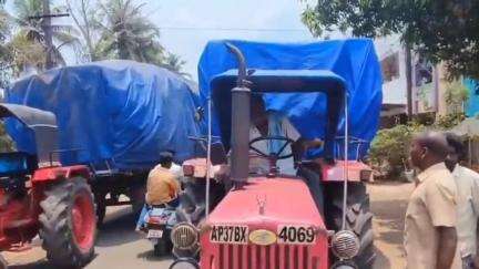 అమలాపురం కలెక్టరేట్ ఎదుట ధాన్యం ట్రాక్టర్లతో నిరసన, పంట కొనుగోలు చేయాలని రైతుల డిమాండ్