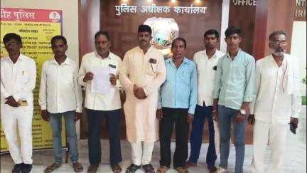 जमुआ: गुनियाथर ओपी प्रभारी को हटाने की मांग को लेकर मुखिया प्रतिनिधि अहमद अंसारी ने ग्रामीणों के साथ एसपी को सौंपा आवेदन