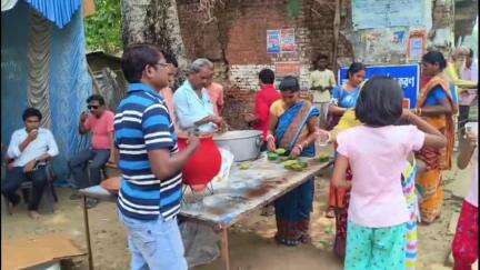 বান্দোয়ান: বৈশাখ মাসের শেষ দিনের জল ছত্রে উপস্থিত জেলা পরিষদ সদস্য ও সদস্যা