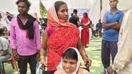 मोहभट्टा में आयोजित समाधान शिविर में प्रतिमा को मिला व्हीलचेयर, अब दिनचर्या हुई आसान
