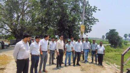 मोतिहारी: कार्यपालक अभियंता के साथ एसडीएम ने जिले के विभिन्न प्रखंडों में चम्पारण तटबंध का किया निरीक्षण