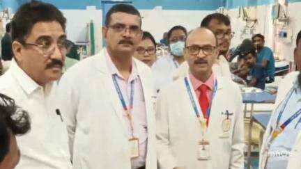 तखतपुर: बिलासपुर कमिश्नर और कलेक्टर ने संभाग के सबसे बड़े सरकारी अस्पताल सिम्स पहुंचकर मरीजों से मुलाकात की, लिया जायज़ा