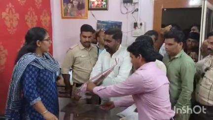 गुना नगर: नगर पालिका के सफाई कर्मचारियों ने डिप्टी कलेक्टर और प्रभारी सीएमओ को ज्ञापन दिया, एरियर भुगतान और समय से वेतन देने की मांग की