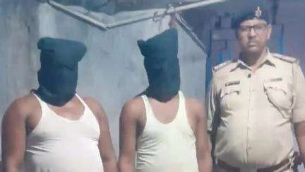 अथमलगोला: अथमलगोला थाना क्षेत्र के दक्षिणीचक गांव से पुलिस ने 18 लीटर शराब के साथ दो तस्करों को गिरफ्तार किया