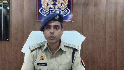 औरैया  बेला थाना क्षेत्र के अंतर्गत ग्राम पलिया  में दो पक्षो में हुई मारपीट के संबंध में जानकारी देते क्षेत्राधिकारी