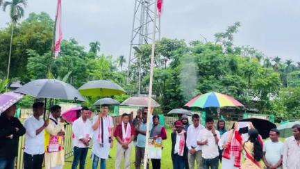 চাবুৱা: চাবুৱাৰ মুলুক গাওঁ উদ্দীপ্ত সংঘ‌ই আয়োজন কৰা ৰঙালী বিহু সন্মিলনত উপস্থিত ডিব্ৰুগড় উন্নয়ন প্ৰাধিকৰণৰ অধ‍্যক্ষ অসীম হাজৰিকা
