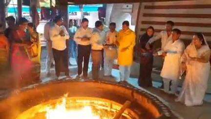 खंडवा नगर: केंद्रीय राज्य मंत्री दुर्गा दास उइके ने दादा दरबार में की पूजा अर्चना, सांसद व विधायक रहे मौजूद