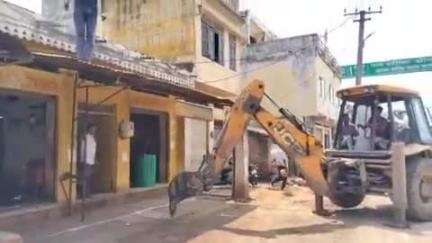 धरियावद: गांधीनगर में अतिक्रमण हटाने को लेकर उपखण्ड अधिकारी ने लोगों को किया पाबंद, अतिक्रमण पर की कार्रवाई