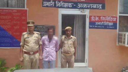 कोल: अकराबाद थाना पुलिस टीम ने आर्म्स एक्ट के मामले में वांछित एक अभियुक्त को किया गिरफ्तार