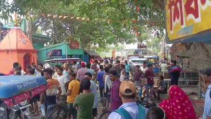 দুবরাজপুর: গোহালিয়ারা বাসস্ট্যান্ডে স্থানীয়দের পক্ষ থেকে বিদ্যুতের দাবিতে পথ অবরোধ করলো, প্রশাসনে আশ্বাসে পথ অবরোধ তুলেনেই
