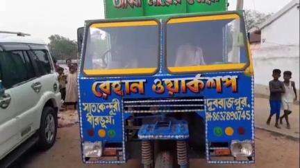 দুবরাজপুর: দুবরাজপুর থানা এলাকা থেকে বেআইনি গরু পাচার করার অভিযোগে ১৭ টি গরু সহ গাড়ির খালাসিকে আটক করল DEB আধিকারিকরা