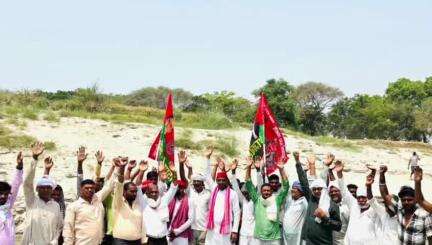 बरहज: बरहज में पीपा पुल और मोहन सेतु चालू नहीं होने पर परसीया देवार में सपा ने किया प्रदर्शन