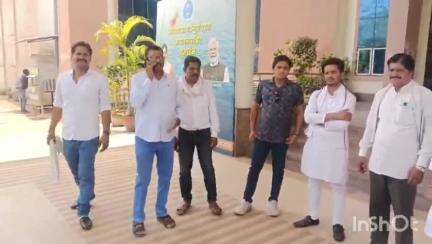कुम्भराज: कुंभराज नगर परिषद में अनियमितताओं को लेकर पूर्व सांसद लक्ष्मण सिंह ने पार्षदों के साथ कलेक्टर से मुलाकात की, कार्रवाई की मांग की