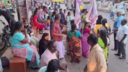 உளுந்தூர்பேட்டை: பொள்ளாச்சி பாலியல் வழக்கில் தீர்ப்பு உளுந்தூர்பேட்டையில் மாதர் சங்கம் சார்பில் இனிப்பு வழங்கி கொண்டாட்டம்