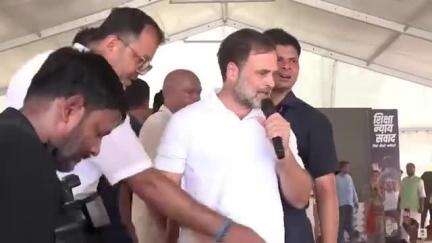 राहुल गांधी के स्टेज पर अचानक चढ़ा एक STUDENT, देखिए फिर क्या हुआ। #viralnews #trendingreels #trending #bihar_special