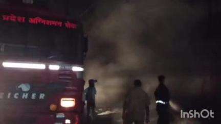 उन्नाव: सदर कोतवाली क्षेत्र अंतर्गत मिर्जा चैरिटेबल हॉस्पिटल के पास झाड़ियों में लगी आग, दमकल की गाड़ियों ने पाया आग पर काबू