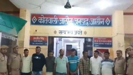 जालौन: जालौन पुलिस ने एक शराब तस्कर और सात जुआरियों को गिरफ्तार कर न्यायालय के समक्ष भेजा