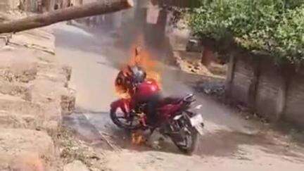 बिहार: बड़ाकर गांव में चलती बाइक में लगी आग, वीडियो हुआ वायरल