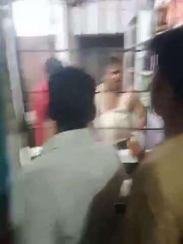 जालौन: सिरसा कलार में शराब की दुकान का वीडियो वायरल, ग्राहकों ने लगाया आरोप- अधिक रेट व ब्लैक में बेची जा रही शराब