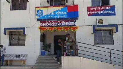 ચોટીલા: ચોટીલા પોલીસના ASIને હાથે બચકું ભરી ફરજમાં રૂકાવટ કરતા 5 શખસ, 3 મહિલા સામે ફરિયાદ નોંધાઈ વધુ તપાસ હાથ ધરવામાં આવી