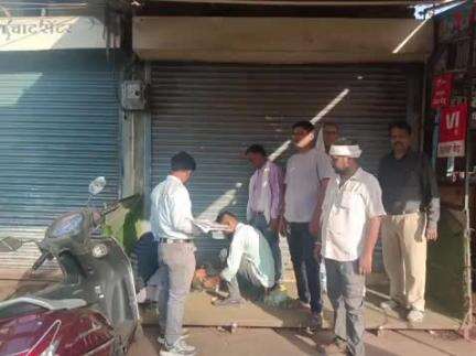 सिहोरा: नगर पालिका ने तीन दुकानें सील कीं, 12 दुकानों से 70,000 रुपये वसूले