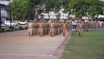 मेरठ:SSP मेरठ द्वारा पुलिस लाइन में शुक्रवार परेड की सलामी ग्रहण की गयी तथा परेड का निरीक्षण किया।
#news #uppolice